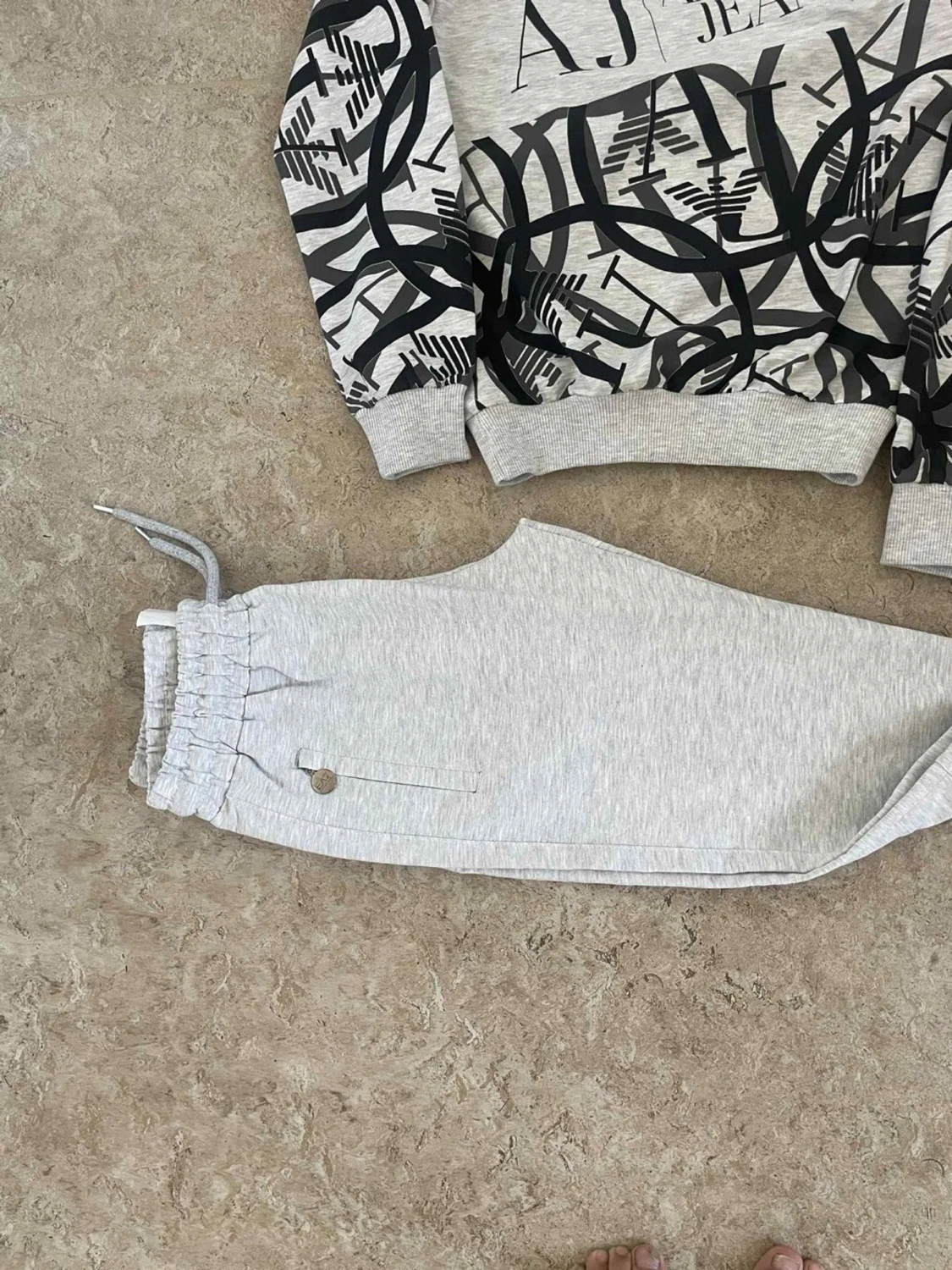 Grå mjukisbyxor från Armani Jeans - 1