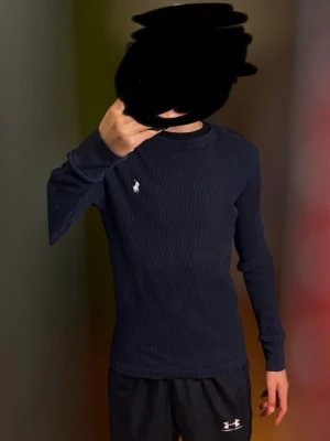 Mörkblå långärmad tröja Polo Ralph Lauren - Säljer en mörkblå långärmad tröja från Polo Ralph Lauren i storlek XS. Skicket är mycket bra och jag svarar gärna på era frågor 😀 