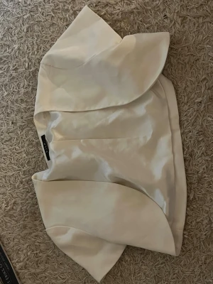  bolerotopp från VILA - Satin bolero