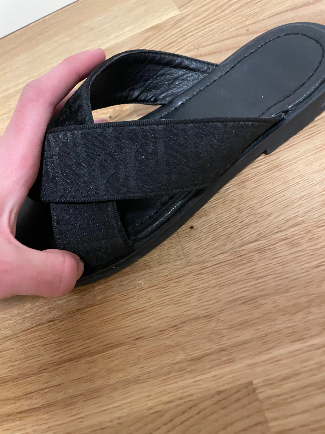 Svarta sandaler med korsade band - 2