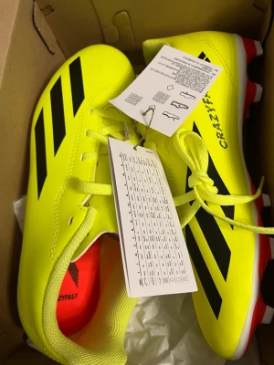 Fotbollsskor Adidas - Adidas crazyfast fotbollsskor storlek 38. Helt nya och otestade. 