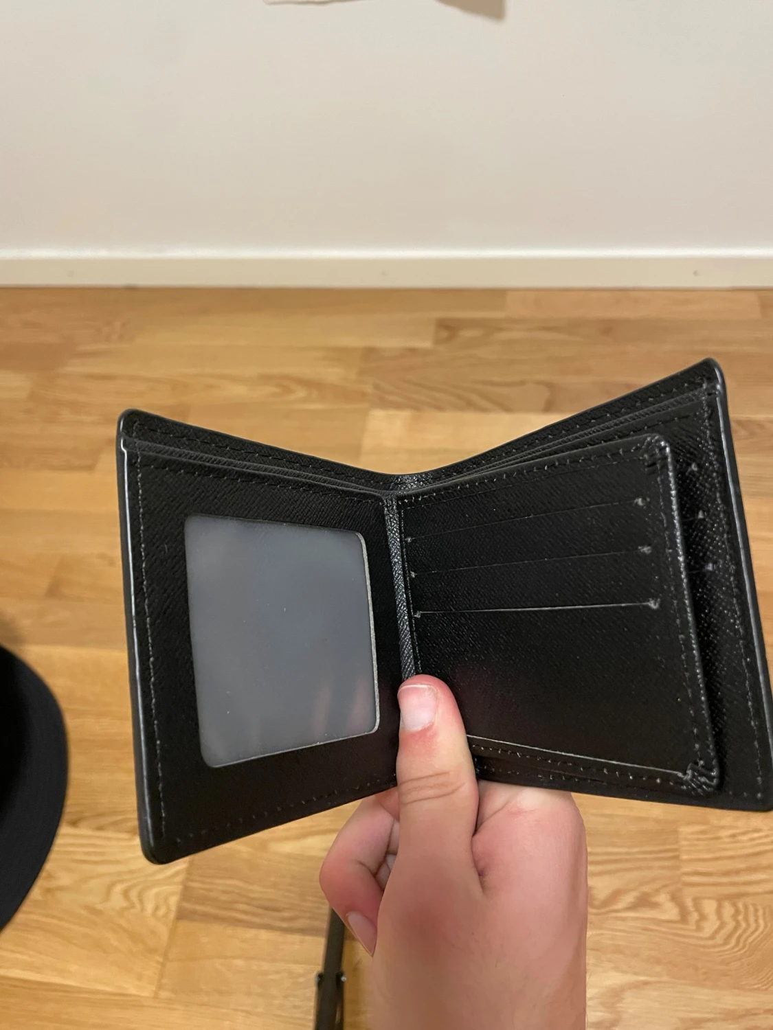 Svart plånbok med röd orm  - 2