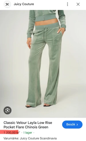 Juicy Couture gröna velourbyxor XS - Snygga gröna velourbyxor från Juicy Couture i storlek XS. Modellen har låg midja, breda ben och snörning i midjan. Stora fickor fram och bak med knappdetaljer. Perfekta för en chill och trendig look.