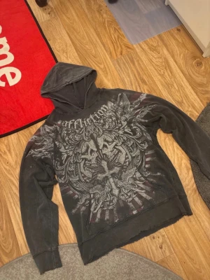 Affliction lång ärmad t shirt - Hella old affliction longsleeve. Bought in 2005 or smth im unsure, size L! Hella nice and rare, price is low because of the condition (viewed in photos) CHECK MY OTHER LISTINGS! Hella nice wash!!