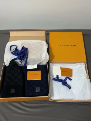 Louis Vuitton mössa och halsduk set - lv mössa och halsduk mössan är ny men halsduken lite använd men inga skador på den båda är äkta mössan har en egen box och mössan en egen box mössan är i svart färg och halsduken i mörkblå färg och båda är nya modellen på lv kommer med allt på bilden kan sälja separat och tar byten om jag gillar det och pris kan alltid diskuteras 