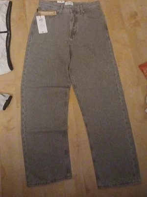 Grå jeans från Jack & Jones W28 L32 - Säljer ett par grå jeans från Jack & Jones, modell JJALEX JJORIGINAL. Jeansen är tillverkade av ekologiska fibrer och har en klassisk femficksdesign med rak passform. Perfekt för dig som gillar stilrena och tidlösa jeans i grå denim' nypris 599kr men jag säljer för 399kr men går pruta lite om de snabb affär.