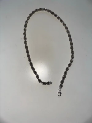 Cordell kedja från Kejsar.se 55cm - Säljer ett Cordell halsband i äkta 925 silver. Kedjan är 55cm lång och 8mm bred. Nypris: 2899kr, finns orderbekräftelse om man vill se att den är äkta från kejsar.se