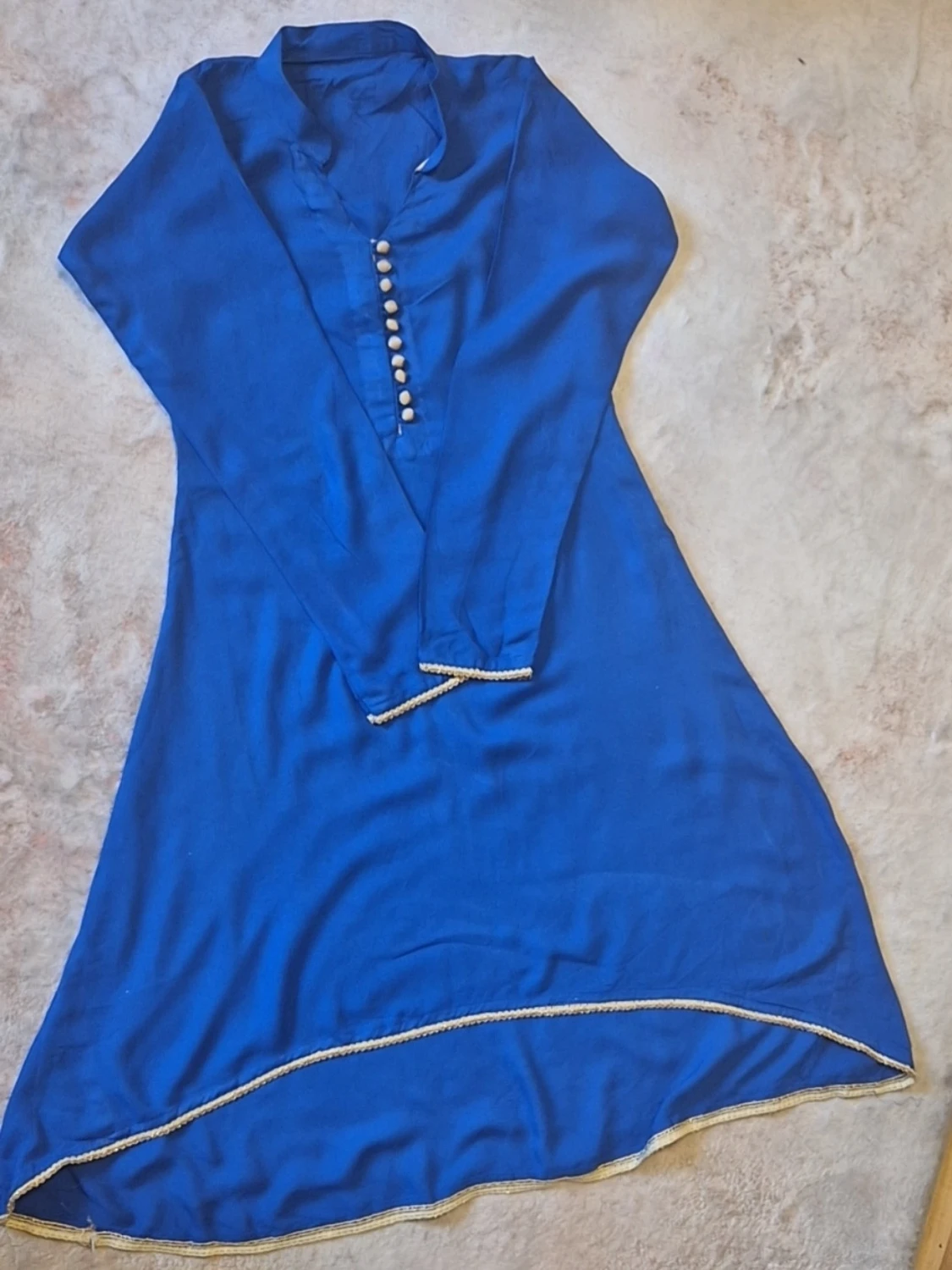 Blå långärmad klänning med pärldetaljer