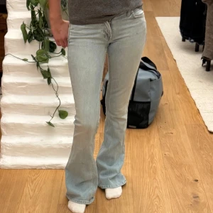 Lågmidjade ljusblå jeans - Säljer ett par sååå snygga ljusblå lågmidjade jeans från Zara som är utsvängda nertill. Har knappt använts, har inga slitningar på benen eller hål. Köpte jeansen för något år sedan, då de inte säljs längre och de tog även slut på hemsidan extremt fort. ❤️❤️😊  