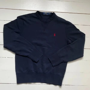 Ralph lauren crewneck - Skick 8/10. Storlek S men passar m( passar runt 170-183 cm) kom pm för mer frågor. Pris kan diskuteras vid snabb affär🔥