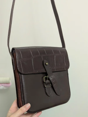 Brun axelväska i skinn med spänne - Rymlig vintage väska i fint skick 🌹