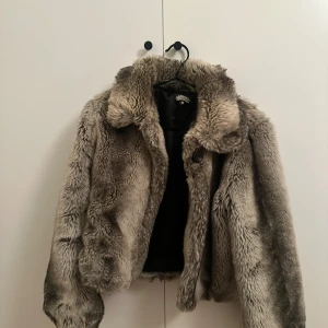 Pälsjacka - Säljer en fluffig och mjuk pälsjacka från BikBok. Knäpps med en knapp högst upp! 