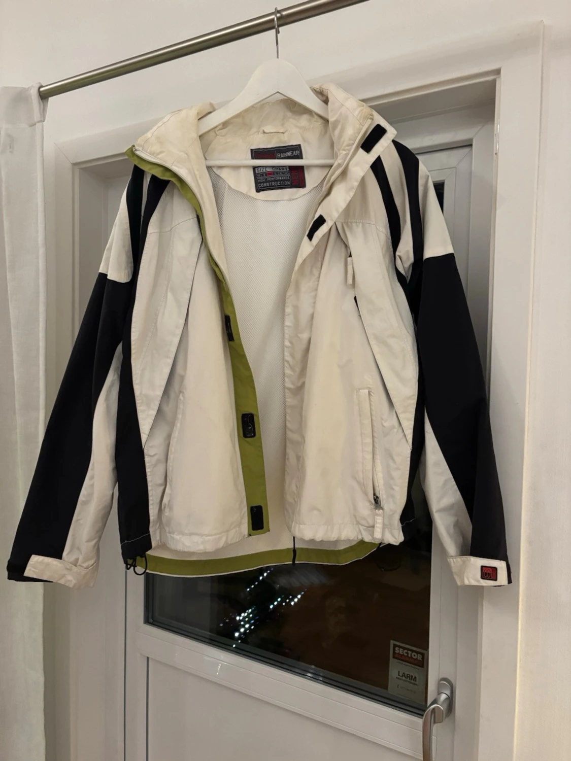 Svartvit vindjacka från Typhoon