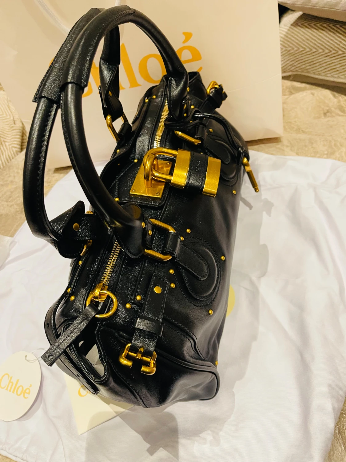 Svart handväska från Chloé med gulddetaljer - 3