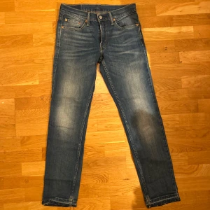 Levi's 511 blå jeans W30 L32 - Snygga jeans❣️uppsrättade längs nere