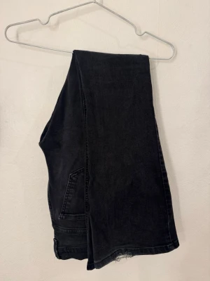 Bootcut jeans  - Svarta bootcut jeans från Gina tricot. Jeansen är i petite längd, passar 160-162 skulle jag säga. 