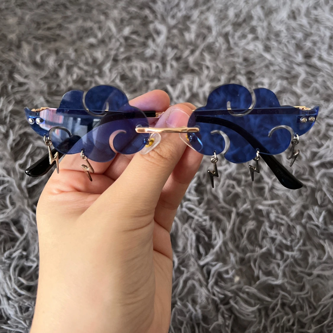 Blå molnformade solglasögon med blixtar