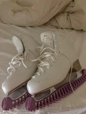  konståkningsskridskor Edea Overture - Säljer ett par vita konståkningsskridskor från Edea, modell Overture. Använda i endast ett år och är liksom gott skick förutom små skråmor längst fram (bilder finns) nypris 4600 säljer för 2500 skydd ingår pris kan diskuteras!