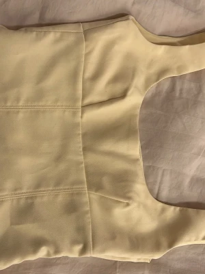 Hm topp - En gul fin topp som knappt har används för att jag köpte den för liten. Den är identiskt till den populära Zaratoppen.