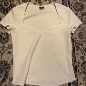 Vit topp - säljer en supersöt vit topp från gina strl S men passar även XS❣️har ej kommit till använding💕pris kan diskuteras!!