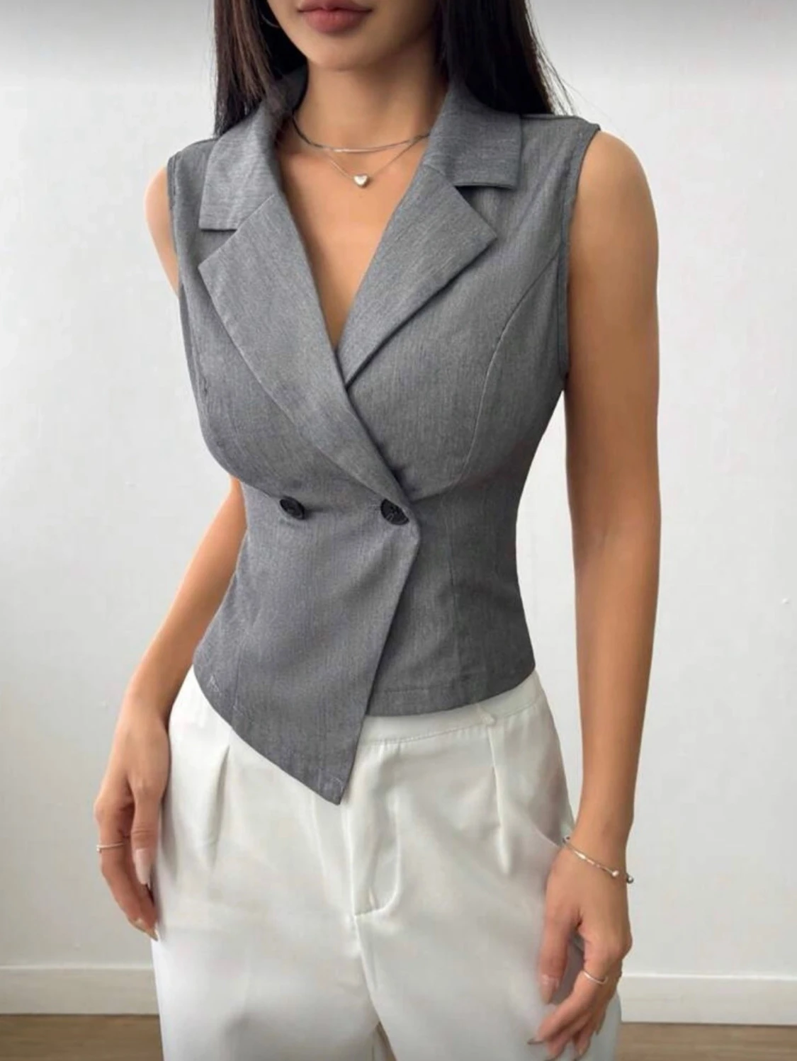 Grå omlottväst med knappar - 1