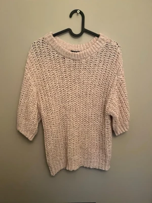 Ljusrosa stickad tröja från Lindex - Säljer en ljusrosa stickad tröja från Lindex i storlek S. Ribbad kant vid hals, ärmslut och nederkant. Superfin färg som är lätt att matcha. Den är i bra skick och är knappast använd, kontakta gärna vid frågor och funderingar