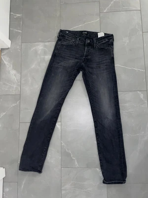 Svarta jeans - Säljer ett par feta Jack & Jones jeans. Modell: slim Glenn. Storlek:W30/L32. Skick: 7,5/10= bra skick. Priset kan självklart diskuteras och tveka inte på att höra av er om ni har några frågor eller minsta funderingar😄