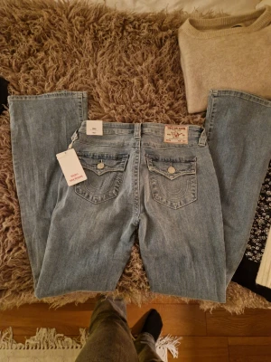 True Religion - Jeans från True Religion i modellen becca, h3lt oanvända med prislapp kvar! Är öppen för prisförslag!!