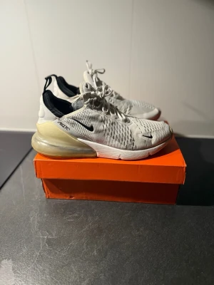 270 nike  - Nike Air Max 270 sneakers i vit mesh med svarta detaljer och stor synlig luftkudde i hälen. Skorna är storlek 44 men är mer som 43 pris kan diskuteras vid snabb affär!☺️
