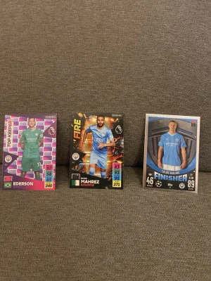 Manchester City väst i ljusblått - Nypris kostar denna trio 200kr men säljer det för endast 99kr. Snygg väst i ljusblått från Manchester City med klassisk sportig look. Västen har en enkel och rak passform, rund halsringning och klubbens logga framtill. Perfekt för dig som vill visa vilket lag du hejar på. Materialet är troligtvis polyester.