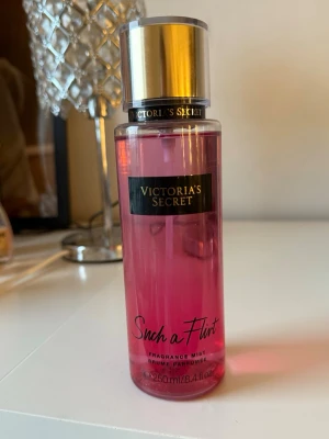 Victorias secret body mist - Body mist ”Such a flirt” endast testad, 250 ml från Victorias secret. Säljer massa body mists på min sida in & kika så  jag kan samfrakta vid intresse ❤️☺️