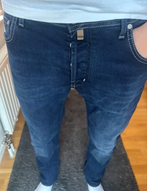 Jacob Cohën Style 688 (Bard) - Otroligt feta Jacob Cohen jeans. Nytt skick. Sällsynta kontrastsydda detaljer, unika vita dekorationssömmar på bakfickorna samt patch i mörkt skinn. Silverfärgade knappar och rutigt tyg på insidan. 📏 Mått: Innerben 80 cm, midja 46 cm, ytterben 104 cm 📐 Passform: Rak 🎅 Modell: Personen på bilden är 187 cm ✅ Skick: 10/10, helt nya, använda 2 gånger 🧵 Modell: J688 COMF (Bard) 🧩 Material: Premium denim 🇯🇵🇮🇹 ✨ Otroligt snygga och stilrena jeans med unika detaljer ‼️Skickas samma dag eller dagen efter‼️