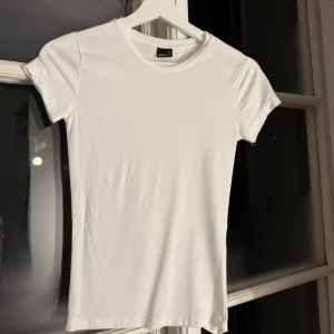 Vit T-shirt - Vit T-shirt från Gina, storlek XS, en söm har gått upp längst ner, skriv om ni vill att jag skickar bild 💕