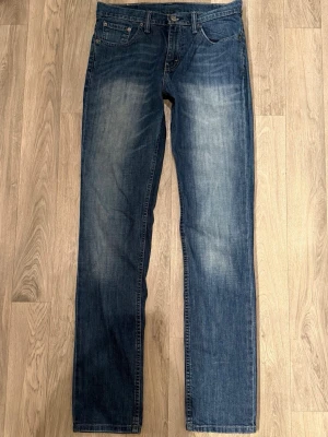 Levi’s 511 Jeans Blå W30 L34 - Blåa Levi’s 511 i fint skick i storlek W30/L34. Mått - Midja: 40cm, Benlängd: 112cm. Modellen är 185cm & 63kg. Hör av dig vid funderingar!🤩