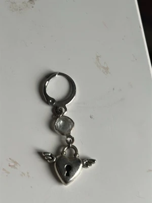 Söker dessa örhängen!  - Tappade bort ena örhänget och fick dom av min syster som inte minns vart de var ifrån! Skulle jätte gärna vilja ha hjälp med att hitta nya!