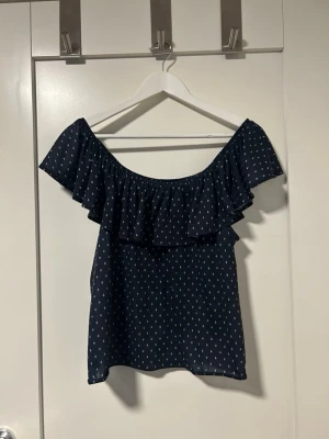 Mörkblå offshoulder blus med volang - Mörkblå topp med vita prickar från HM