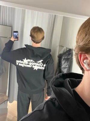 Zip-hoodie - Helt ny, storlek L (men passar M)