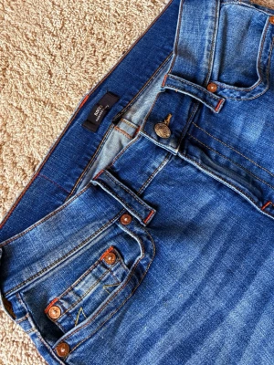 True Religion Jeans - Ett par fina True Religion jeans i nästintill nyskick, sitter bra men vuxit ur:/ storlek 31. Nypris ligger runt 1200-1400, mitt pris 849. Passformen är relaxed/skinny