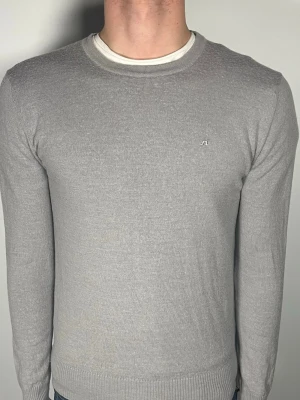 J.Lindeberg tröja - Säljer en riktigt snygg och trendig J.Lindeberg tröja i fint skick, storlek M men sitter som XS, vid frågor är det bara att skriva //Gramenti