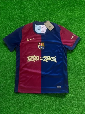 FC Barcelona Nike matchtröja blå/röd - Säljer en FC Barcelona matchtröja från Nike med klassisk halvblå och halvröd design. Tröjan har klubbmärket på bröstet, gul Nike-logga och trycket 'Cactus Jack' framtill. Tillverkad i polyester med korta ärmar och UNHCR-logga på ryggen.