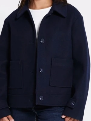 Mörkblå overshirt med stora fickor - Snygg mörkblå overshirt med klassisk krage och stora framfickor. Jackan har knappar framtill och på ärmsluten, vilket ger en clean och stilren look. Materialet är ull som känns mjukt och värmande. Perfekt för dig som gillar minimalistisk stil. Helt ny med prislapp på