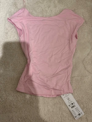 Ljusrosa ärmlös topp XS - Säljer en ljusrosa topp från H&M i storlek XS. Toppen är ärmlös med rund hals och har en slim passform. Materialet är mjuk bomull som känns skönt mot huden. Perfekt att matcha med jeans eller kjol för en enkel och fräsch look.