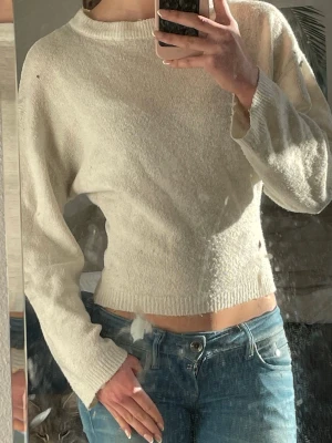 Stickad tröja från Lager 157 - Säljer en figursydd stickad tröja, använd men fint skick. (Har sytt om den själv och går att sprätta upp)🤍 