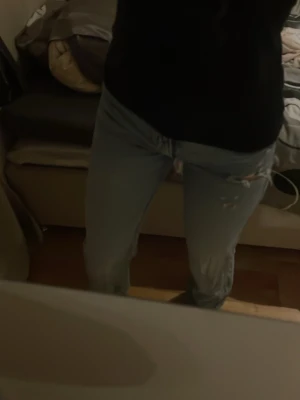 Ljusblå ripped jeans med normal passform -  Väldigt fina byxor från H&M. Säljer ett par ljusblå jeans med snygga slitningar och hål på låret. Jeansen har klassisk femficksdesign och normal passform. Perfekta för dig som gillar en avslappnad och trendig stil. Materialet är jeans och färgen är ljusblå.