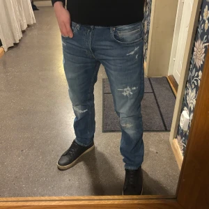 Replay Jeans  - Originella vintage Replay jeans i nyskick! Fräscha Replay med stiliga slitnigar! Modell: GROVER | Storlek: W32 | L32. A= 43,5cm B= 103,5cm . Material: 100% bomull. ❗️Hör gärna av dig om du behöver hjälp med storleken eller bilder! 