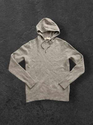 Sayless Kashmir Hoodie - Säljer min rätt nya Kashmir hoodie från Sayless. Köpte den för någon månad sedan, endast använd 3 gånger och blivit tvättad 2 gånger. Det är storlek XXS men lite mindre i tvätten så skulle passa folk runt 160 - 165 cm. Inga fläckar, skador osv.