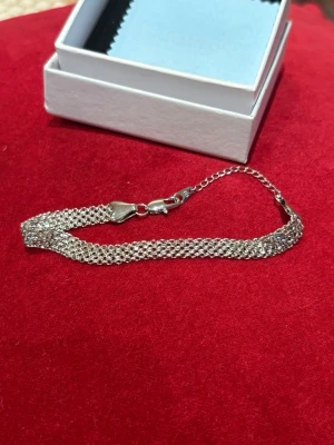  äkta silver armband mS 925 stämpel  - Säljer silver armband med stämpel på 925 glittrande utseende och är tillverkad i syntetmaterial. Perfekt för dig som vill sticka ut med en unik och trendig look.