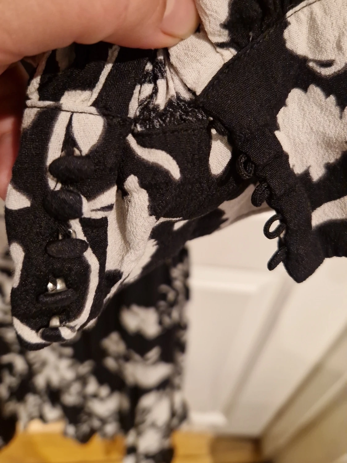 Svartvit omlottklänning Johanna Ortiz x H&M - 5