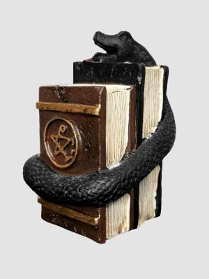 Figurin 🐍 - Cool och unik mindre figurin med slingrande orm 🐍11cm höjd 📏I fint skick utan anmärkningar 😌Köp nu 💌