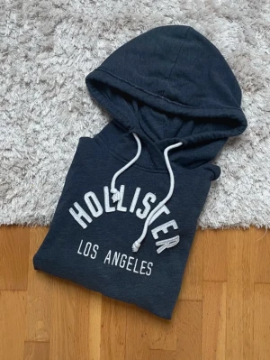 Navy Hollister hoodie  - Hej! Säljer en blå Hollister hoodie i storleken M. Står L men skulle nog säga att den passar M bättre. Passar eventuellt L. Mycket bra skick. Hör av er vid frågor.